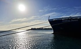 ΧΡΙΣΤΟΥΓΕΝΝΙΑΤΙΚΟ ΠΟΛΥΠΛΑΝΟ: Στο βρεγμένο, λαμπερό κι έρημο λιμάνι, ένα σπάνιο κι εορταστικό δείπνο και "ταχυμεταφορές" που κάποτε φτάνουν!...