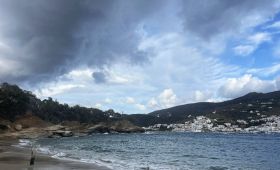 Με μπόρες, αλλά χωρίς ζημιές, πέρασε η ADEL από την Άνδρο.