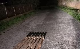 ΚΑΘΙΖΗΣΗ ΣΤΟ ΟΔΟΣΤΡΩΜΑ ΣΤΗ ΔΗΜΟΤΙΚΗ ΟΔΟ ΜΕΝΗΤΩΝ-ΣΤΡΑΠΟΥΡΓΙΩΝ