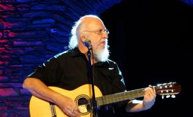 Ο Διονύσης Σαββόπουλος στην Άνδρο...