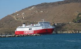 Επέστρεψε στη γραμμή ο "Θεολόγος Π.". Ξεκινάνε έργα στην βόρεια προβλήτα του Γαυρίου. 