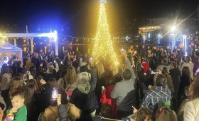 Το άναμμα του δέντρου στο Μπατσί και η έλευση του Αη Βασίλη με βάρκα!