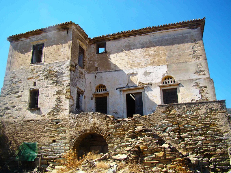 SOS - Κίνδυνος για τους διερχόμενους: πέφτει ο πύργος Καΐρη στη Μεσσαριά