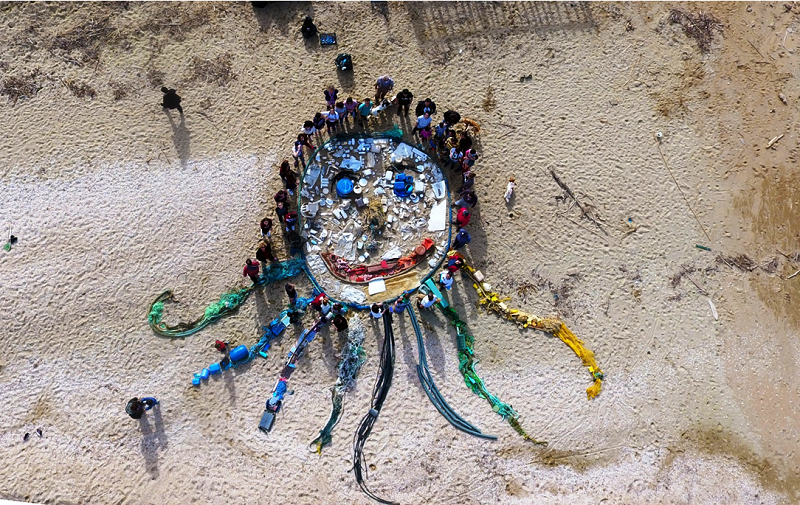 Είμαστε Ό,τι Πετάμε…