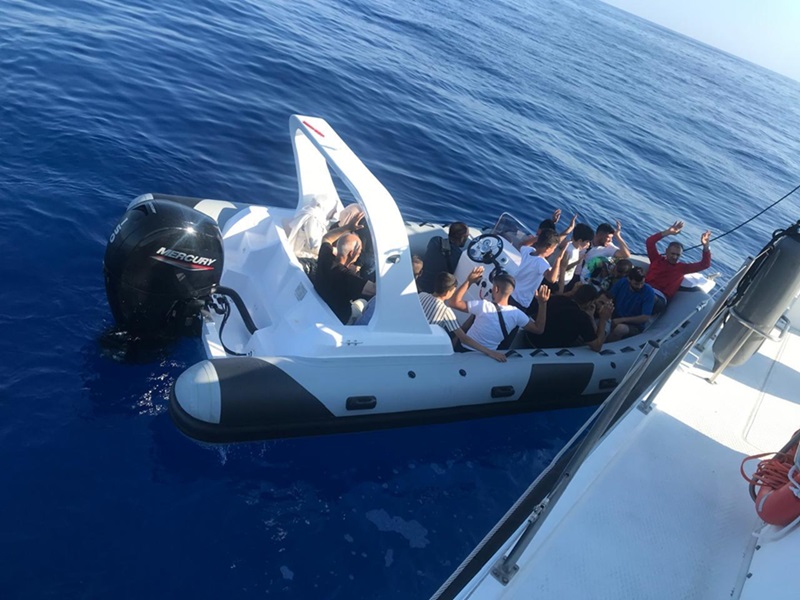 Ο άγνωστος πόλεμος των δουλεμπόρων στο Αιγαίο και η μνήμη μιας απόβασης μεταναστών στην Άνδρο...