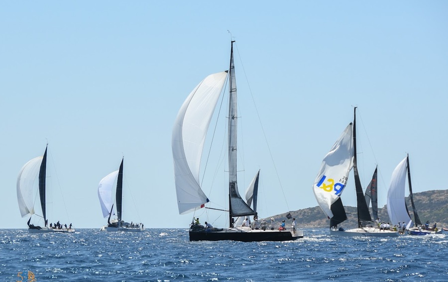 Με μελτέμι και από δύο αφετηρίες ξεκίνησε ο 58ος Ιστιοπλοϊκός Αγώνας Άνδρου 
