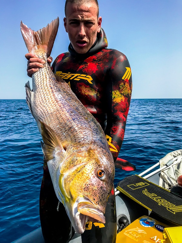 Aνδριώτης ψαράς πέτυχε παγκόσμιο ρεκόρ με συναγρίδα 12,9 κιλά!