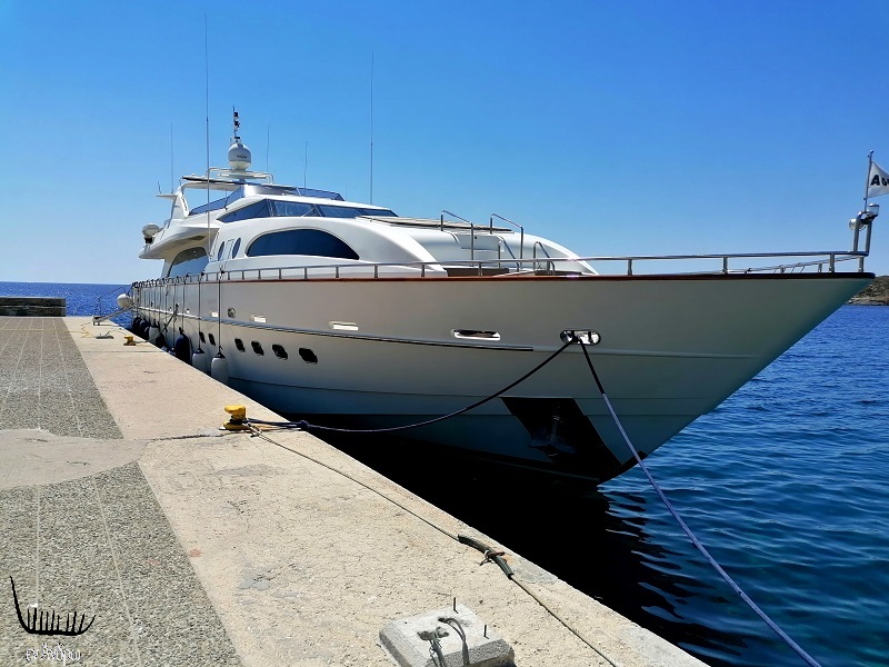 Κοσμοπολίτικο στέκι το Μπατσί! Κότερα πάνε και έρχονται…   