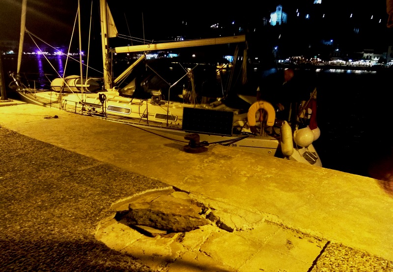 Μπατσί: νέο λιμενικό φυλάκιο, αλλά πλήρης εγκατάλειψη της Μαρίνας