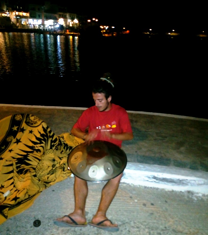 Όμορφη μουσική από... ιπτάμενο δίσκο στο Μπατσί!