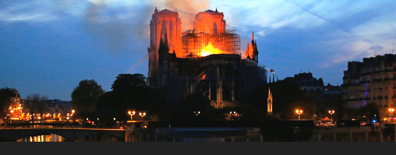 Καίγονται 900 χρόνια ιστορίας... σε ζωντανή μετάδοση!!!