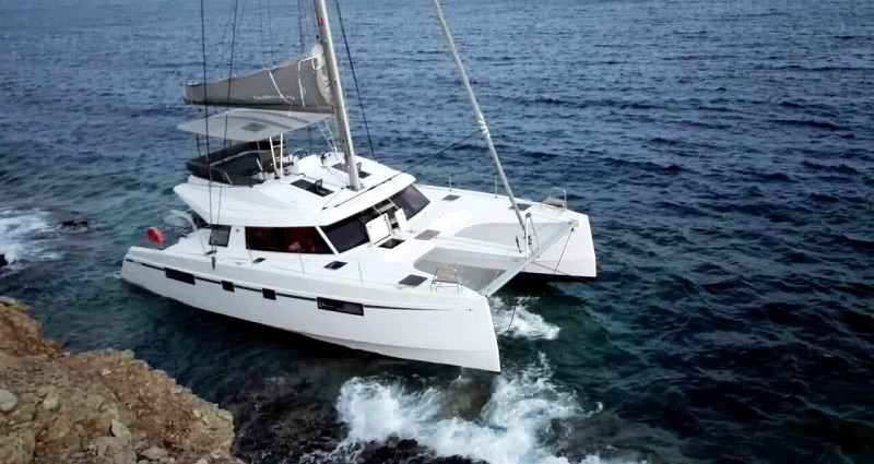 Προσάραξε ιστιοφόρο καταμαράν στην Βλυχάδα.