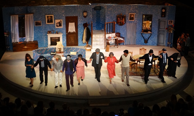 Αρσενικό και παλιά δαντέλα: πολλά χειροκρότήματα και μια ανησυχία...