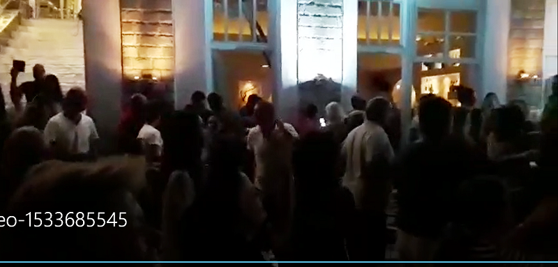 Ξαφνικό latin party στο Μπατσί! Έκλεισε τη νύχτα ο δρόμος!