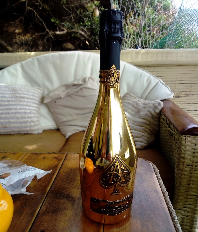 Η πανάκριβη σαμπάνια, το Χόλυγουντ και η Άνδρος!