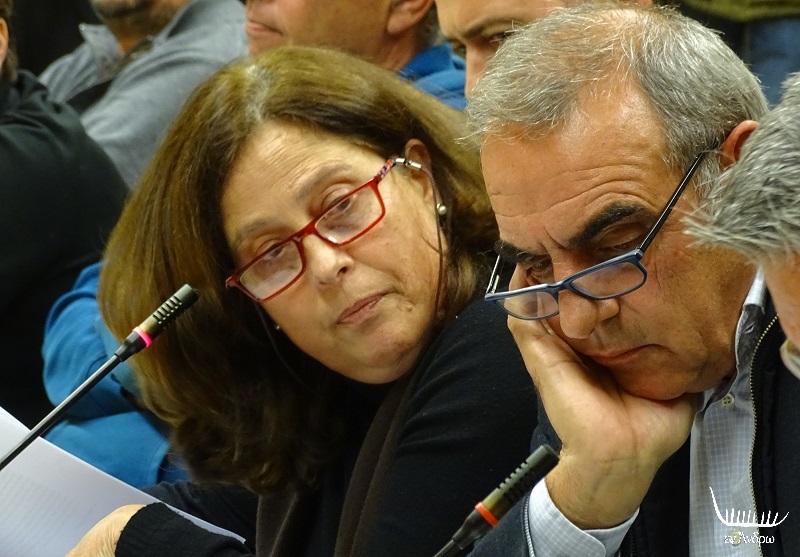 Συνεχίζεται η αναταραχή στην αντιπολίτευση. Ανεξαρτητοποιήθηκε η Τασούλα Μαμάη. Απάντησε με κατηγορίες περί υπονόμευσης ο κ. Καπάκης !!!