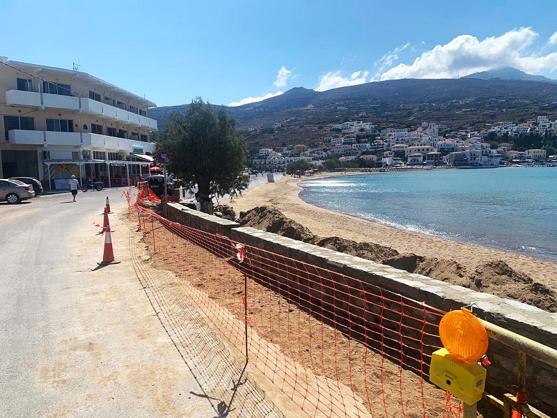 ΜΠΑΤΣΙ: Ολοκληρώθηκε η ανακατασκευή του τοιχίου στην παραλία...
