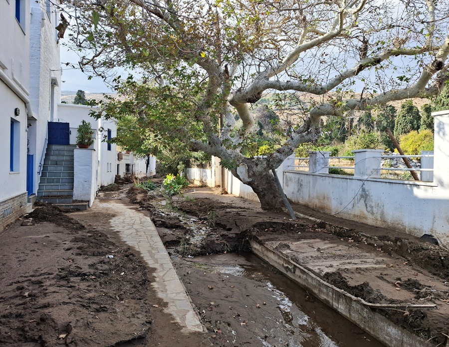 ΑΝΔΡΟΣ: ΕΡΧΟΝΤΑΙ ΠΑΛΙ ΒΡΟΧΕΣ. Η ΚΑΤΑΣΤΑΣΗ ΣΤΑ ΡΕΜΑΤΑ...