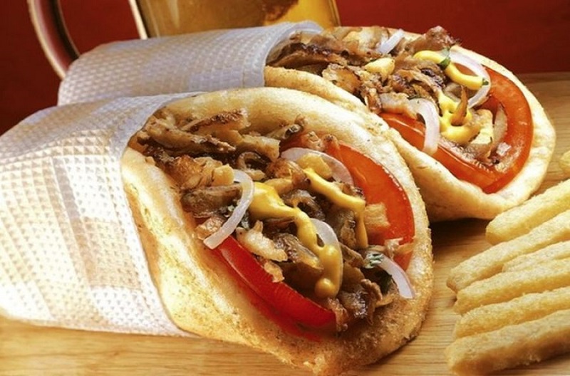 Απίστευτο! Μετρούσαν τις πίτες από τα σουβλάκια οι εφοριακοί στην Άνδρο!