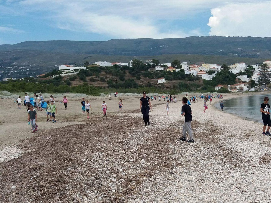 Μαθητές μάζεψαν από τρεις παραλίες... 30 σάκους σκουπίδια!!!