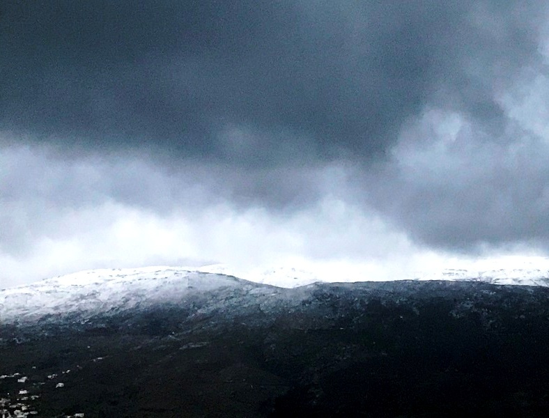 Καλώς τα δεχτήκαμε: χιόνισε τη νύχτα στην Κουβάρα!!!