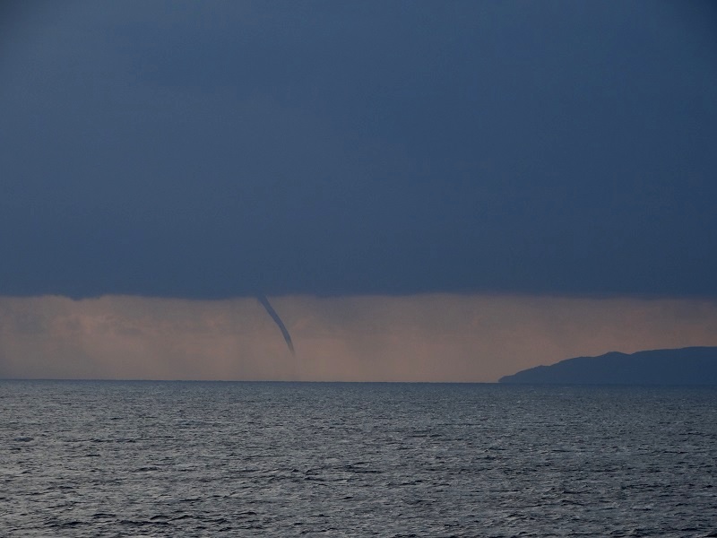 Υδροστρόβιλος μπροστά στο Superferry!!! (φωτορεπορτάζ)