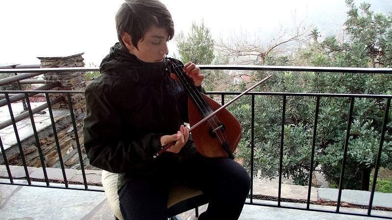 Άνδρος: πρωτοχρονιάτικα κάλαντα με παραδοσιακά όργανα (βίντεο)