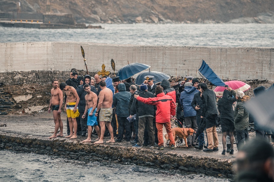 Χώρα 2017: Μουσκεμένος αγιασμός ή ο βρεγμένος την βροχή δεν την φοβάται…