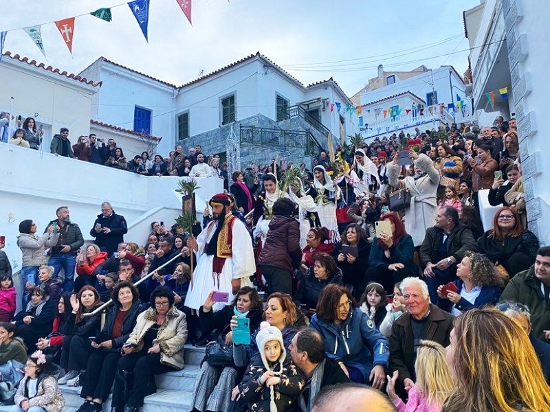 ΘΕΟΣΚΕΠΑΣΤΗ: Μέγα πλήθος στα χορευτικά και τη λαμπαδηφορία!...