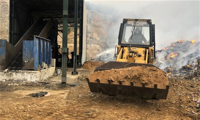 Η φωτιά με ολονύκτιες επιχωματώσεις περιορίστηκε...