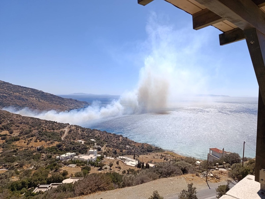 ΦΩΤΙΑ ΣΤΗΝ ΠΑΛΑΙΟΠΟΛΗ - ΕΦΤΑΣΑΝ ΑΕΡΟΠΛΑΝΑ ΚΑΙ ΕΛΙΚΟΠΤΕΡΟ - ΥΠΟ ΕΛΕΓΧΟ ΓΙΑ ΤΗΝ ΩΡΑ