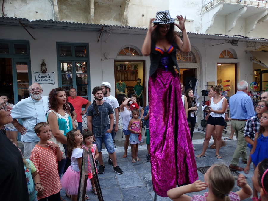 Κλόουν και ξυλοπόδαροι στην Άνδρο (φωτογραφίες & βίντεο)