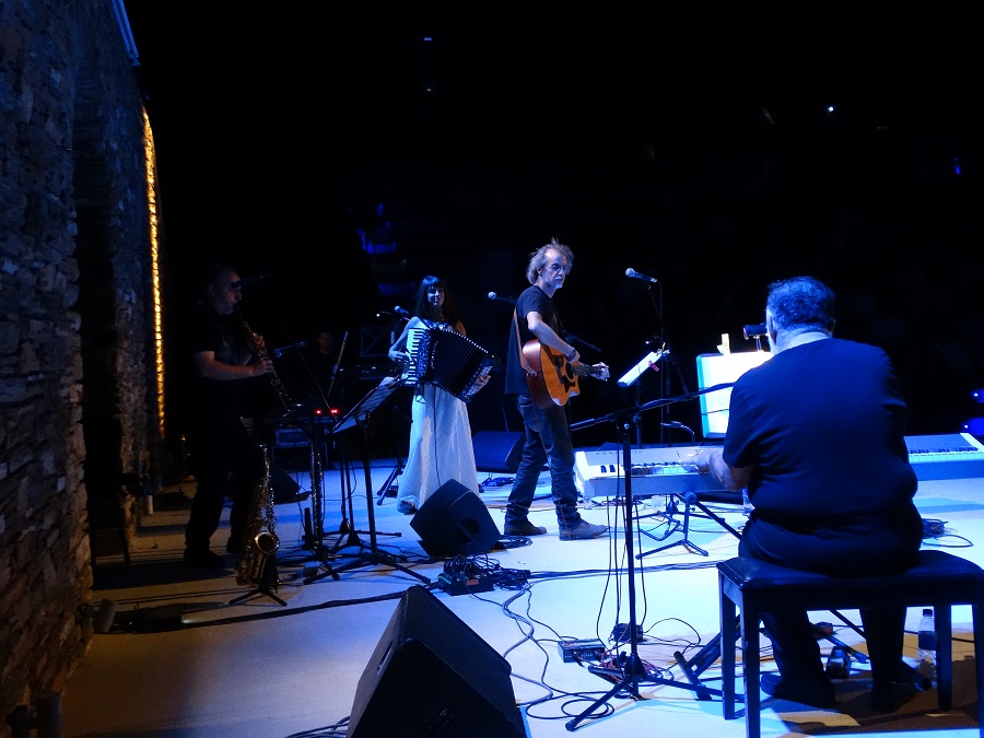 ΜΝΗΜΗ ΘΑΝΟΥ ΜΙΚΡΟΥΤΣΙΚΟΥ: Μια συναυλία που έγραψε ιστορία στην Άνδρο...