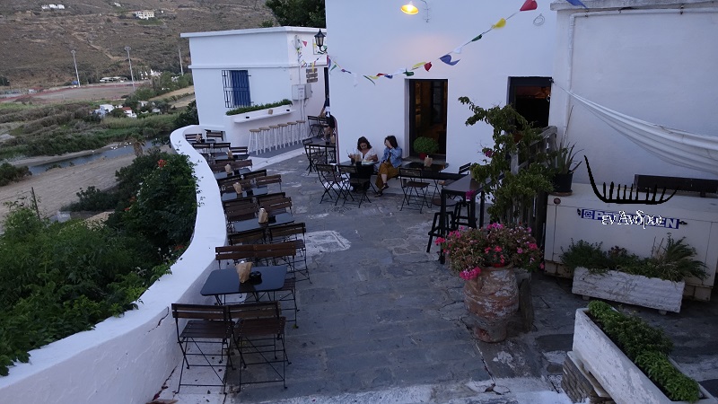 Ένα μπαρ από το πουθενά κλέβει τις εντυπώσεις στην Χώρα...