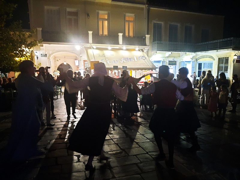 Με παραδοσιακό τραπέζι και χορούς έκλεισε το ιατρικό συνέδριο στη Χώρα... 