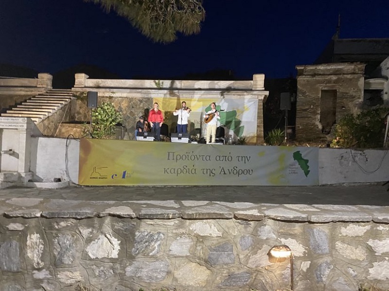 ΠΟΛΥΠΛΑΝΟ: Το γλέντι του λεμονιού, η πολυκοσμία στη Χώρα, η Αγία Τριάδα του Αλαδινού και το φεγγάρι της φράουλας στο ελληνικό καλοκαίρι...