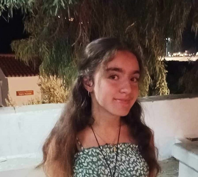 Για την επιτυχία της Μαριάντης Βουραζέρη στην Φιλοσοφική Αθηνών γράφουν οι φίλοι της