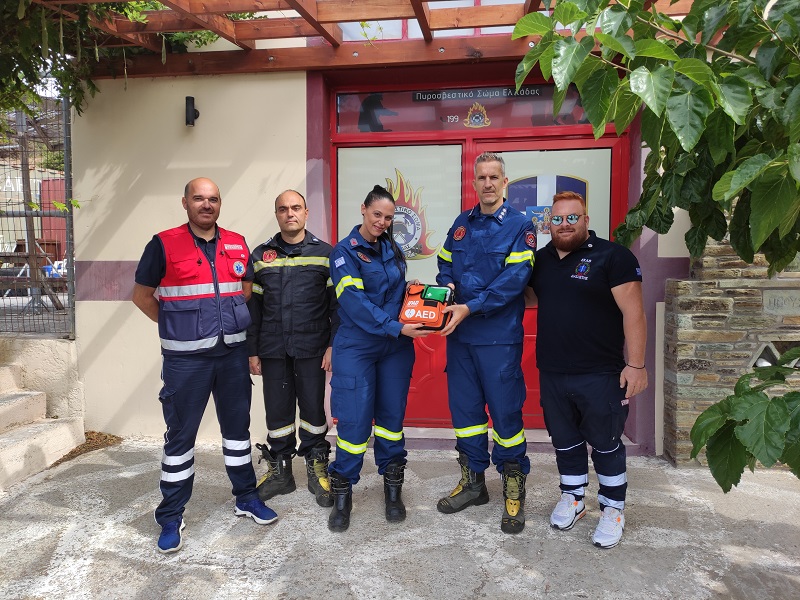 Δωρεά απινιδωτών στην πυροσβεστική Άνδρου και στην κοινότητα Μπατσίου