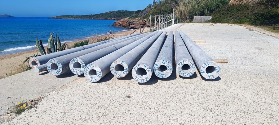 ΟΙ ΑΝΑΓΝΩΣΤΕΣ ΓΡΑΦΟΥΝ: Πέφτουν οι ξύλινες κι έρχονται οι τσιμεντένιες κολώνες