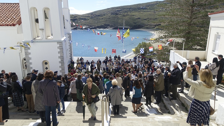 Θεοσκέπαστη 2: Λιτανεία, ήλιος και βροχή και ο καιρός... στα κάγκελα