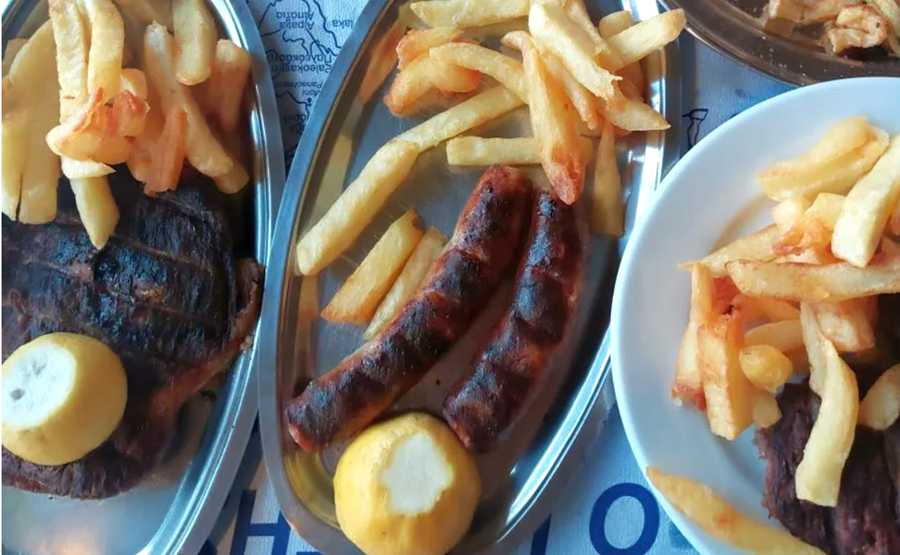 ΚΟΣΣΗΣ: Η επική ταβέρνα της Άνδρου. Μια ταβέρνα-φάρμα στη μέση του πουθενά...