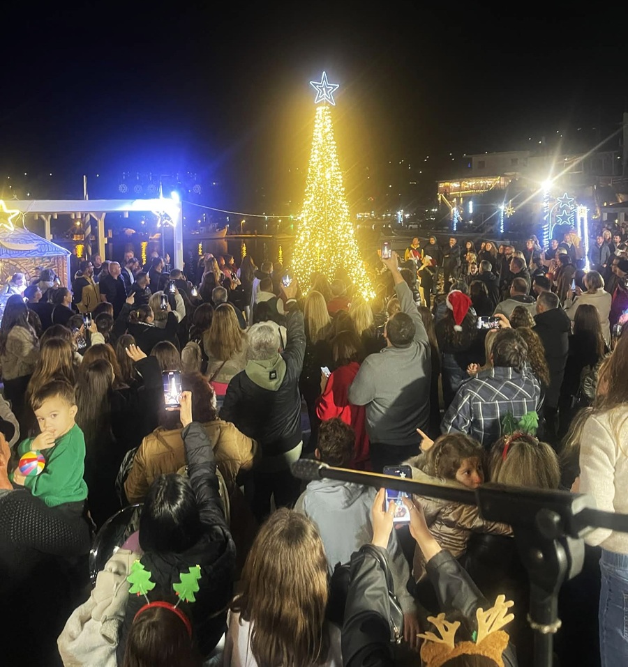 Το άναμμα του δέντρου στο Μπατσί και η έλευση του Αη Βασίλη με βάρκα! Το άναμμα του δέντρου στο Μπατσί και η έλευση του Αη Βασίλη με βάρκα!