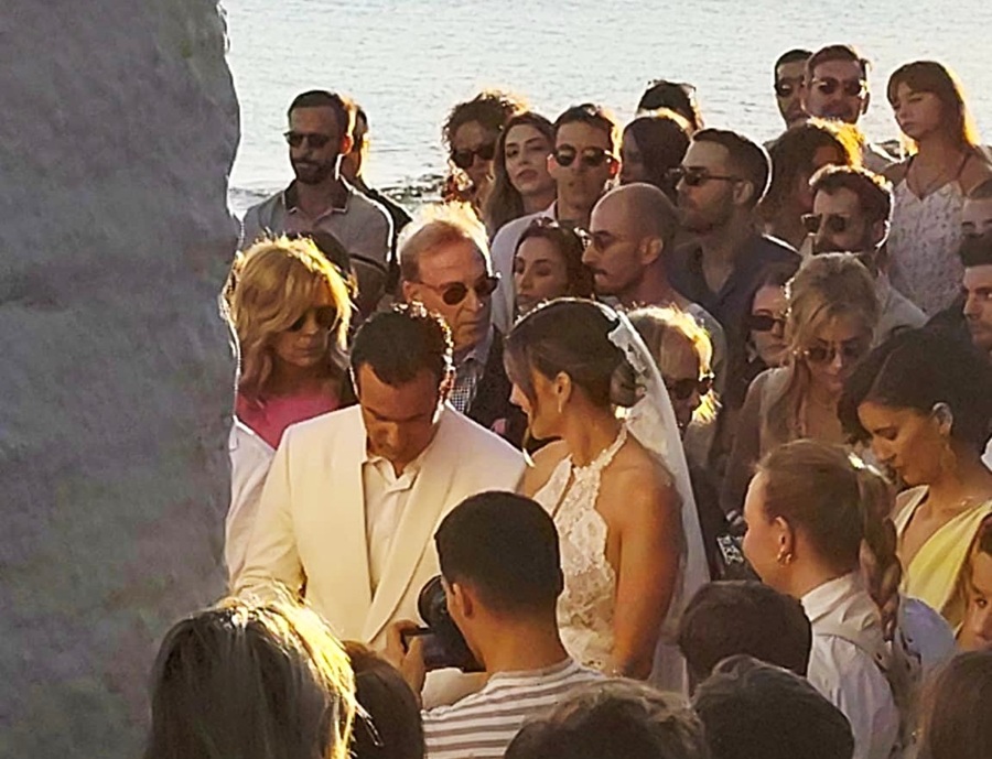 Γάμος-υπερπαραγωγή στην Άνδρο! Και νέα πρόταση γάμου... επί σκηνής! 