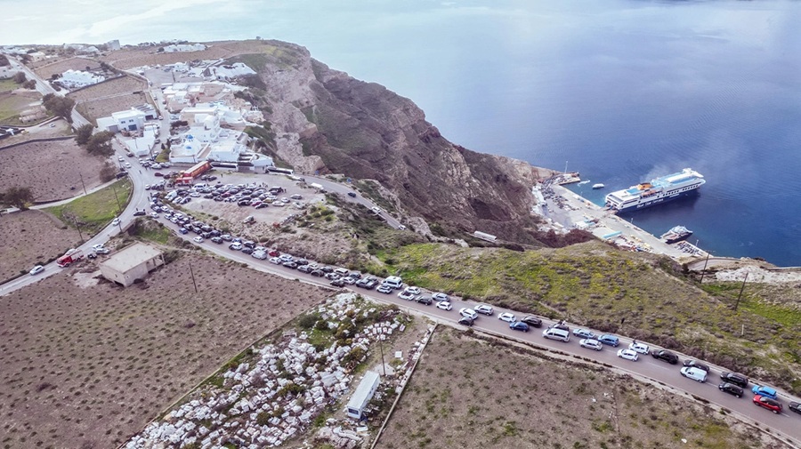 ΣΑΝΤΟΡΙΝΗ: Μεγάλη έξοδος και μποτιλιάρισμα στο δρόμο για το λιμάνι!!!