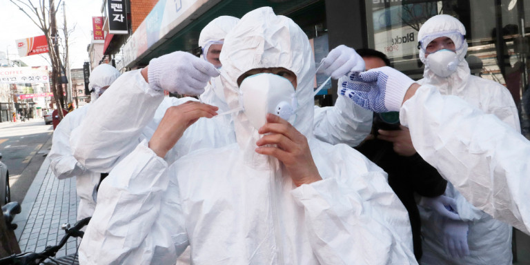 Κορωνοϊός: Ειδικοί εξηγούν γιατί οι ιοί προκαλούν φόβο - Πως πρέπει να διαχειρισθούν το θέμα τα ΜΜΕ