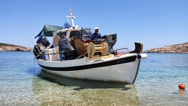 ΜΙΑ ΚΑΡΑΒΙΑ ΣΚΟΥΠΙΔΙΑ: Αλιείς και Εναλεία καθάρισαν το Ατένι...
