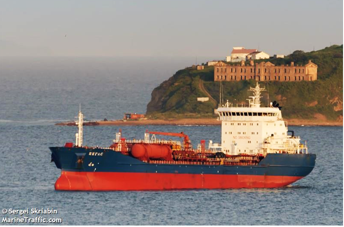 Ρωσικό δεξαμενόπλοιο δεσμεύτηκε στον Kάβο Ντόρο και κρατείται ανοικτά της Καρύστου.