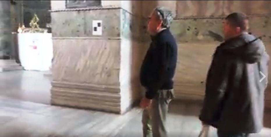 Ένας ανδριώτης ψέλνει 