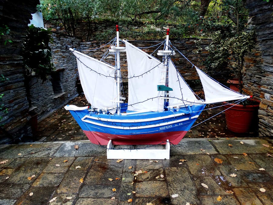 Τα έθιμα των Χριστουγέννων: το δέντρο, η φάτνη και η ανάμνηση από το ανδριώτικο καραβάκι...