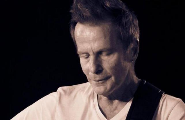 Ερημίτης στην Άνδρο την εποχή του κορονοϊού ο Βαγγέλης Γερμανός